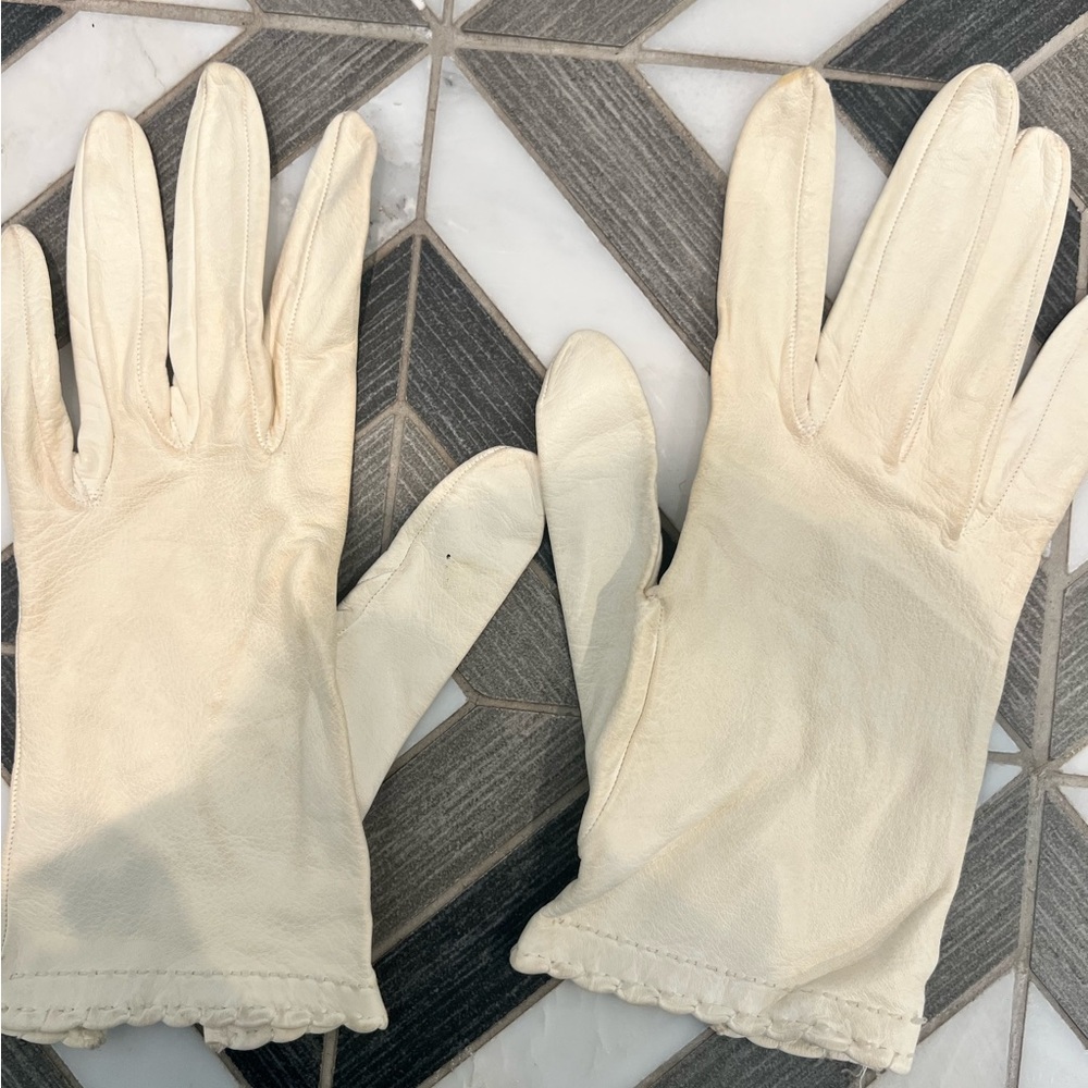 Women’s Vintage white leather gloves. Fits on the smaller side.